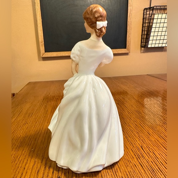 Royal Doulton Vanity Fair Ladies Figurine, Patricia HN2715, Rare Retired, No Box - Picture 4 of 10